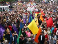 Pride Berlinoise : Plusieurs dizaines de milliers de personnes fêtent la loi allemande sur le mariage pour tous (VIDEOS)
