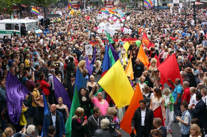 Pride Berlinoise : Plusieurs dizaines de milliers de personnes fêtent la loi allemande sur le mariage pour tous (VIDEOS)