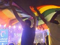 Égypte : deux jeunes accusés d'avoir brandi un « drapeau arc-en-ciel », libérés sous caution