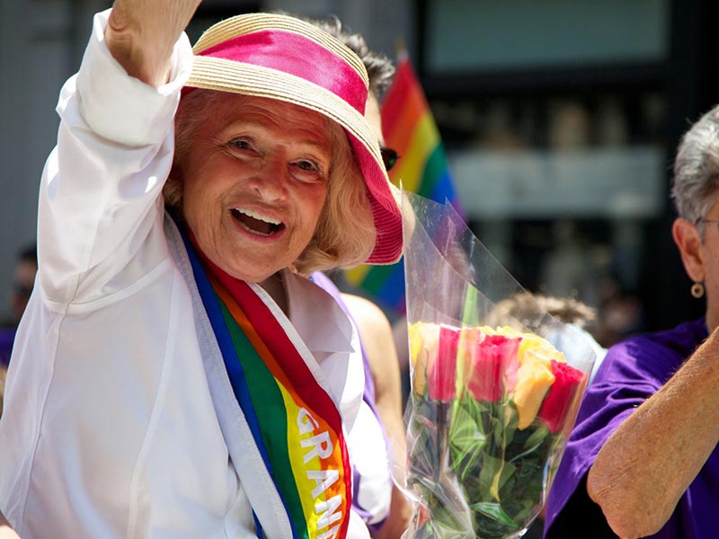 Hommage à Edith Windsor, icône et pionnière américaine de la lutte pour les droits des LGBTQ (VIDEOS)