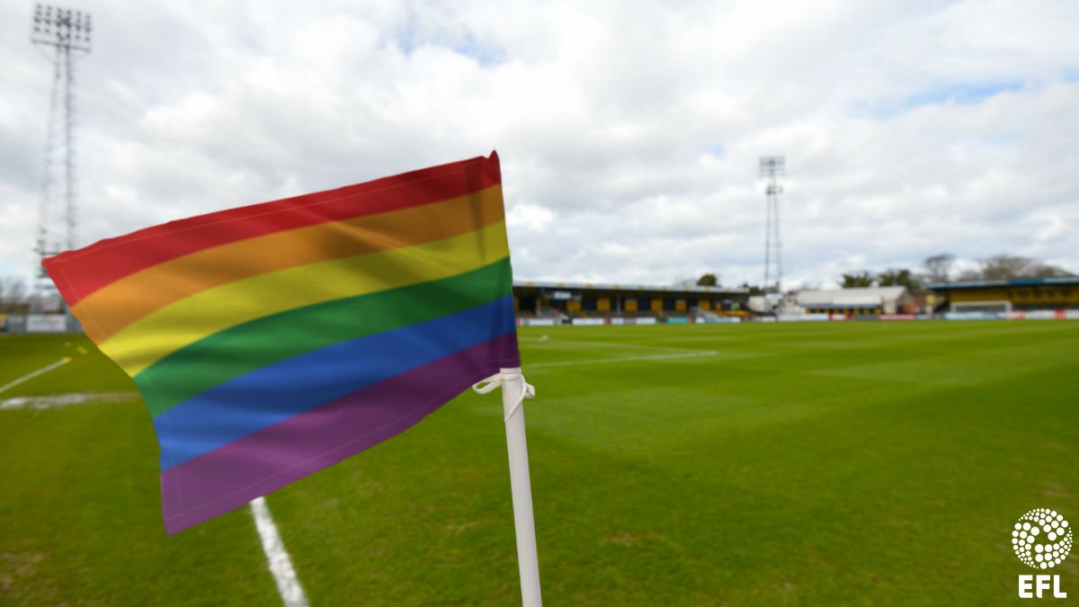 Diversité et inclusion : la ligue anglaise de football réitère ses engagements avec brassards, filets et drapeaux arc-en-ciel