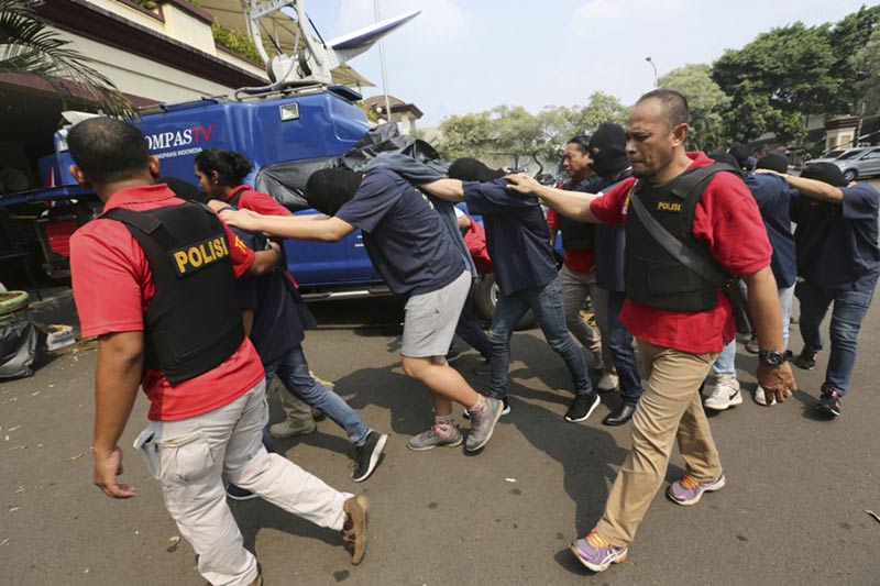 Indonésie : Dix hommes condamnés à deux et trois ans de prison pour avoir prétendument participé à une « fête gay »