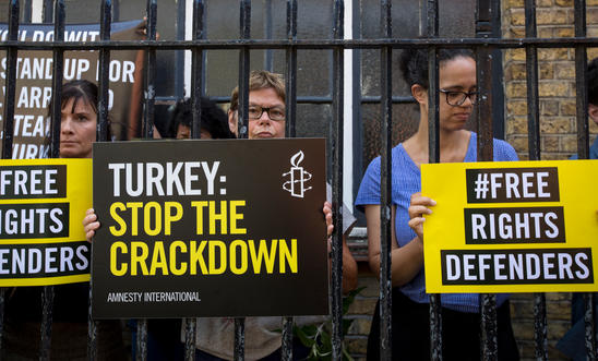 Turquie : le mouvement LGBTI réprimé, les défenseurs des droits humains poussés vers la clandestinité