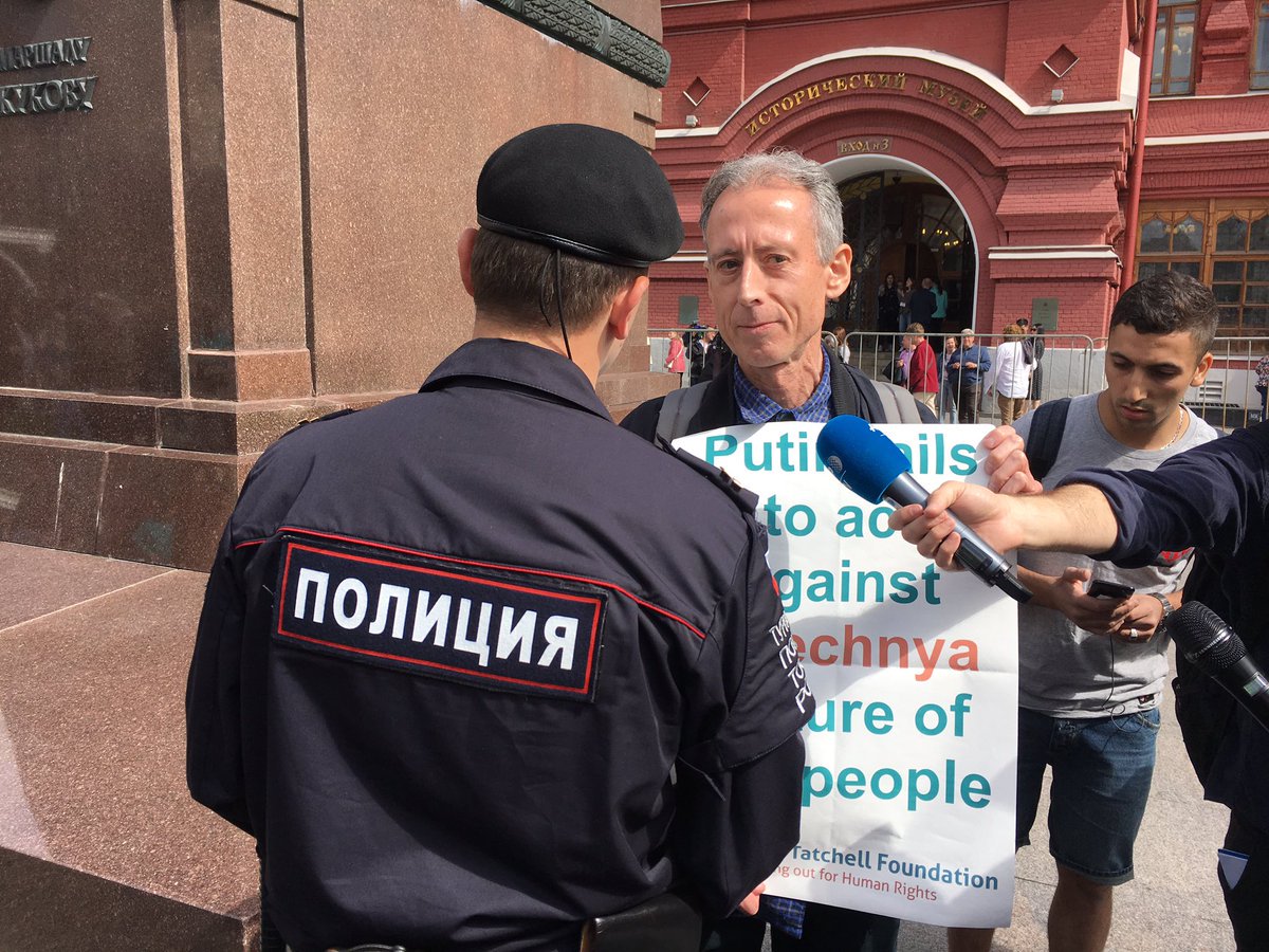Moscou : Le britannique Peter Tatchell placé en détention provisoire et libéré après une manifestation pro-LGBTQ (VIDEOS)