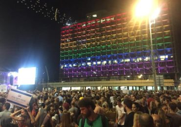 Des dizaines de milliers d’Israéliens dans les rues, contre une loi interdisant la GPA aux couples du même sexe (VIDEO)