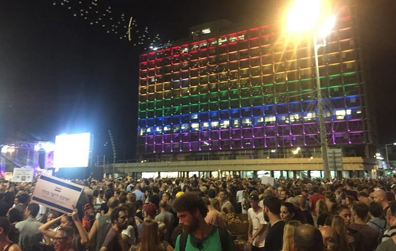 Des dizaines de milliers d’Israéliens dans les rues, contre une loi interdisant la GPA aux couples du même sexe (VIDEO)