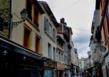 Saint-Étienne : Enquête ouverte après l'agression « à coups de bâtons » d'un couple d'hommes en plein centre-ville