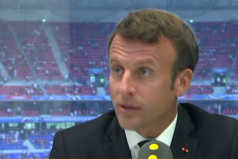Football : Emmanuel Macron « totalement favorable » à l'arrêt des rencontres en cas d'homophobie ou racisme (VIDEO)