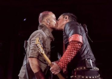Les guitaristes de Rammstein s'embrassent sur scène en Russie (VIDEO)