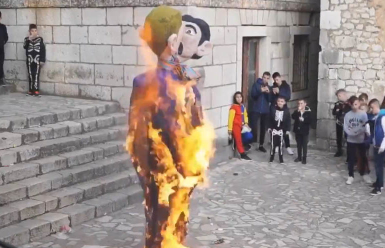 L'effigie d'une famille arc-en-ciel incendiée lors d'un carnaval en Croatie (VIDEO)