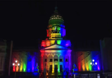Buenos Aires aux couleurs de l'arc-en-ciel pour célébrer les 10 ans du mariage pour tou·te·s (VIDEO)
