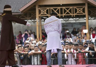Indonésie : Peine de flagellation pour deux hommes accusés de relations sexuelles