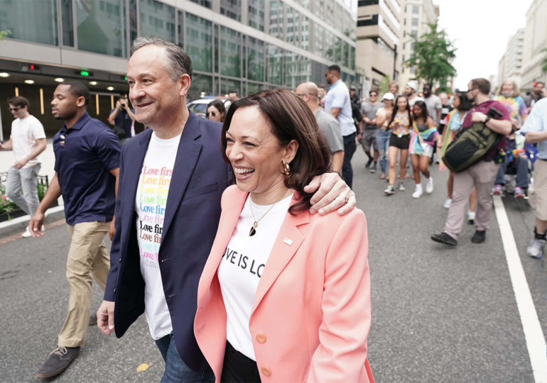 Kamala Harris,  première vice-présidente américaine en exercice à participer à une marche des fiertés LGBT+