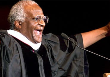 « Je ne pourrais pas vénérer un Dieu homophobe » : Hommage à Mgr Desmond Tutu