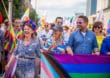 A Varsovie, Ukrainiens et Polonais défilent ensemble pour la Marche des fiertés LGBT+