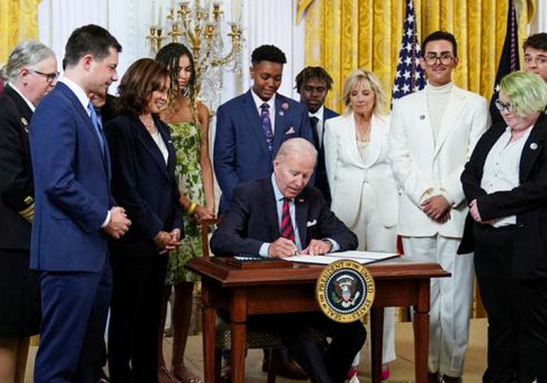 Washington : Joe Biden signe un décret en faveur des droits des personnes LGBT+