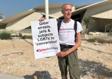 Le militant britannique Peter Tatchell appréhendé au Qatar alors qu'il dénonçait la répression anti-LGBT+
