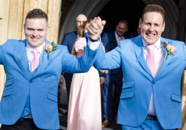 En Angleterre, un couple gay se marie après avoir été refoulé par une trentaine d'églises