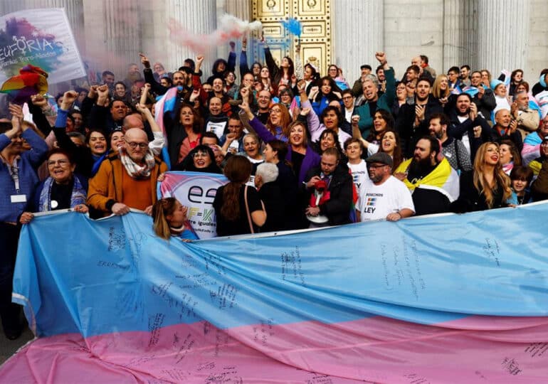 L'Espagne adopte une loi autorisant le libre changement de genre dès l'âge de 16 ans