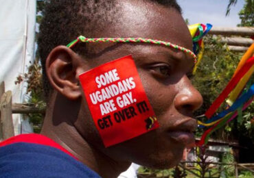 En Ouganda, le président promulgue une loi anti-LGBT+ avec la peine de mort pour les « homosexuels récidivistes » ou séropositifs