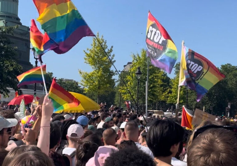 Des dizaines de milliers de personnes à Paris pour la marche des Fiertés LGBT+