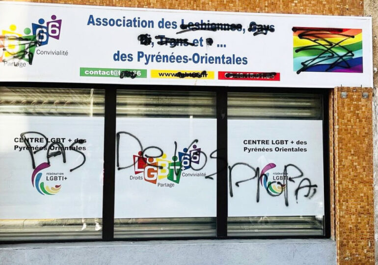 La façade du centre LGBT+ 66 de Perpignan dégradée par des tags LGBTphobes et croix celtique