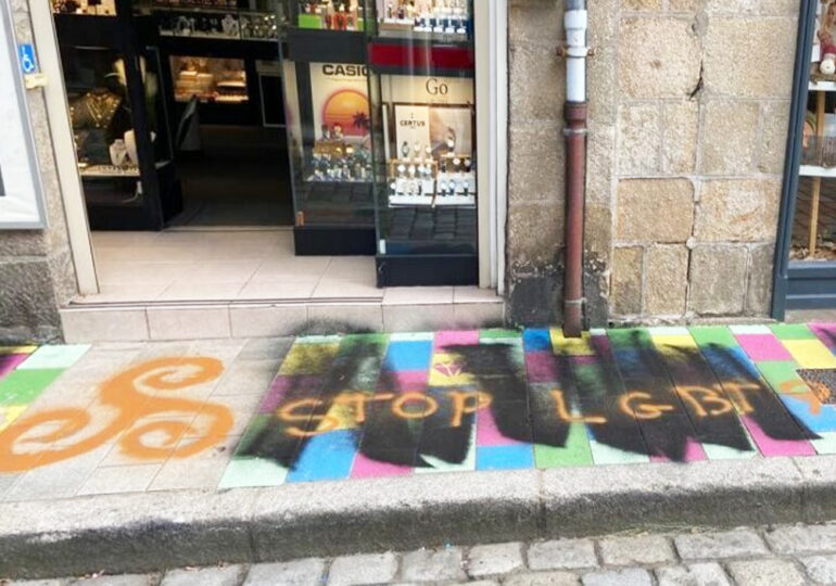 Bretagne : un trottoir multicolore de Lannion recouvert de peinture, du triskell et de tags homophobes