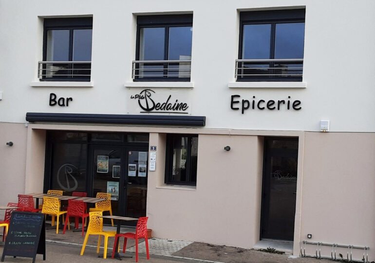 Victime d'homophobie, un couple ferme son bar-épicerie, le seul commerce du bourg rural de Plougar, dans le Finistère