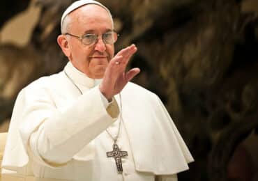 Le Vatican approuve le baptême pour les personnes transgenres et enfants de couples homosexuels