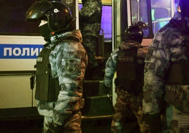 Descentes de police dans les clubs LGBT+ de Moscou après l'interdiction du « mouvement » en Russie