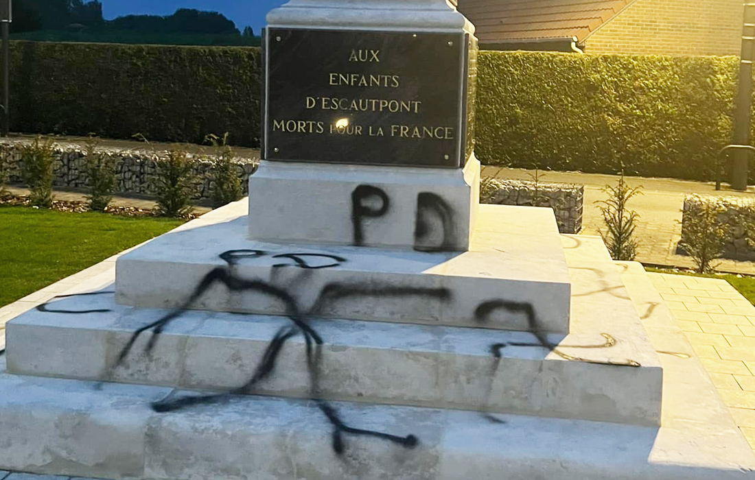 Un suspect interpellé après la dégradation homophobe et antisémite du monument aux morts d’Escautpont