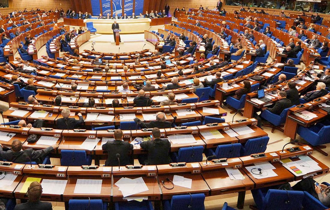 L’Assemblée parlementaire du Conseil de l’Europe appelle à interdire les « thérapies de conversion »