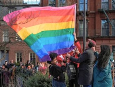 New York : le drapeau arc‑en‑ciel réinstallé à Stonewall après son retrait par le gouvernement fédéral