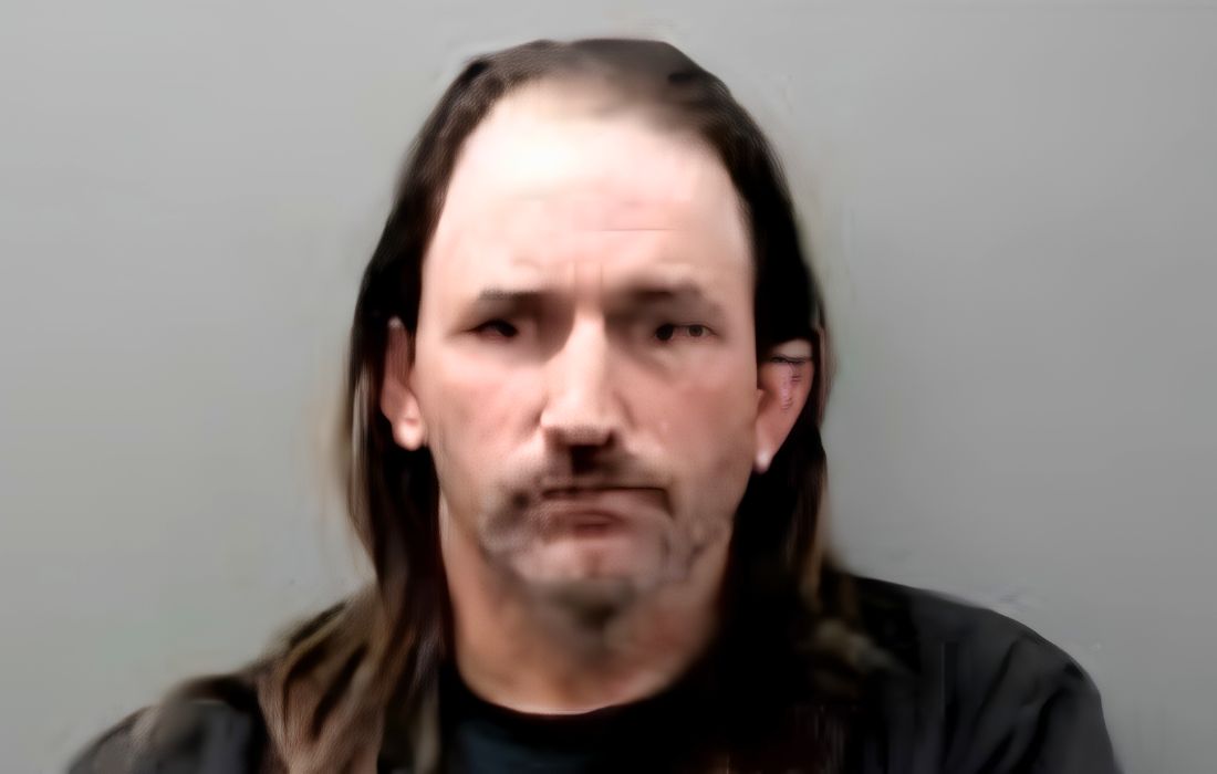 États-Unis : un pasteur MAGA qui jugeait les livres LGBT+ nuisibles aux enfants condamné à 15 ans de prison pour abus sur mineure
