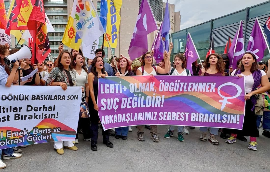 Turquie : 81 personnes placées en détention après l’offensive anti-LGBT+, les 106 manifestants interpellés libérés